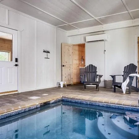 Private Indoor Pool Cabin W/ Game Room & Hot Tub!